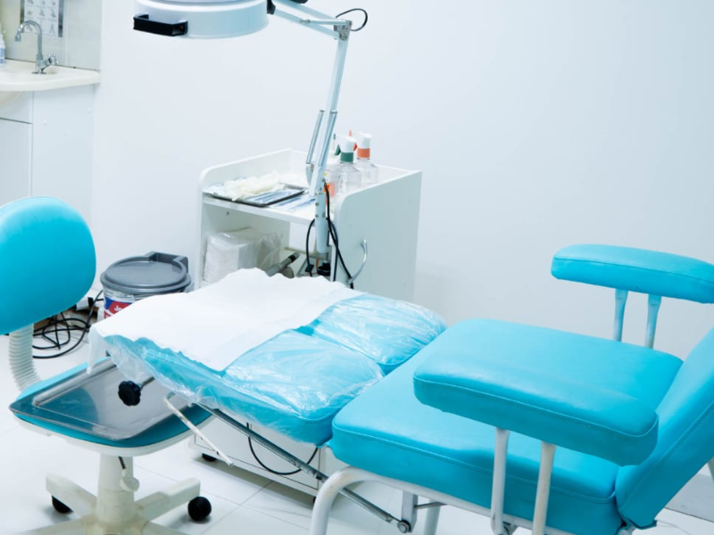 Espaço acolhedor da clínica com maca e decoração relaxante